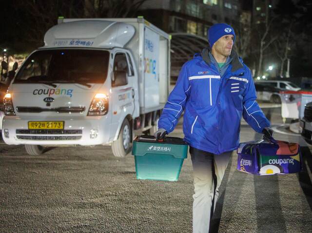 해롤드 로저스 쿠팡 대표는 지난 19일 오후 8시30분 경기 성남 배송캠프를 시작으로 이튿날 오전 6시30분까지 약 10시간 동안 배송 전 과정을 체험했다. /쿠팡