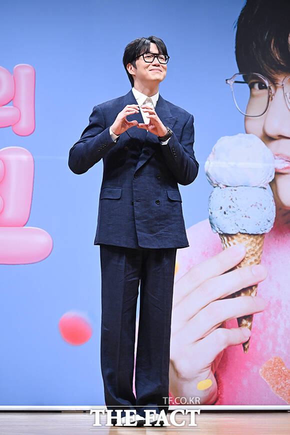 손자연 PD와 가수 성시경, 밴드 마스터 정동환, 정미영 PD(왼쪽부터)가 27일 오전 서울 여의도 KBS아트홀에서 열린 KBS2 ‘더 시즌즈-성시경의 고막남친’ 제작발표회에 참석해 포즈를 취하고 있다. /서예원 기자