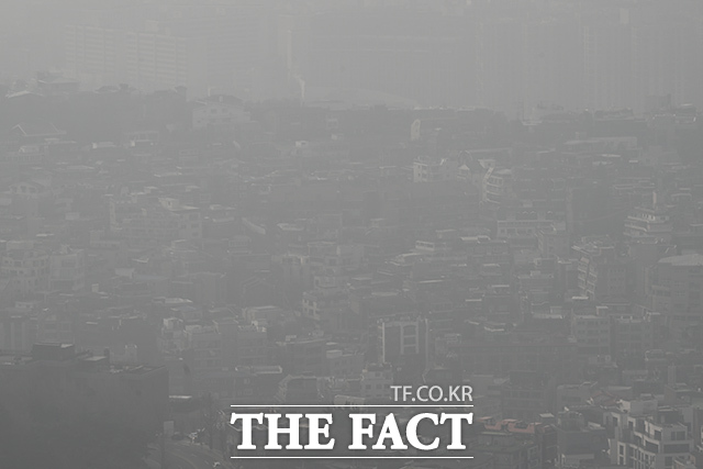 초미세먼지 주의보가 발령된 27일 오전 서울 중구 남산공원에서 바라본 도심지역이 뿌옇게 보이고 있다. /김성렬 기자