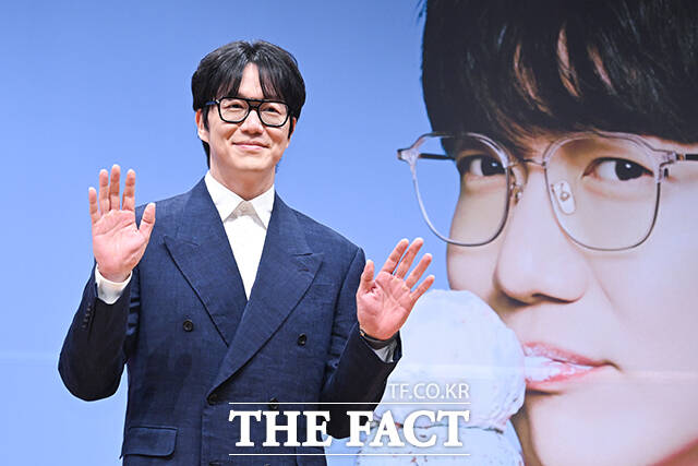 손자연 PD와 가수 성시경, 밴드 마스터 정동환, 정미영 PD(왼쪽부터)가 27일 오전 서울 여의도 KBS아트홀에서 열린 KBS2 ‘더 시즌즈-성시경의 고막남친’ 제작발표회에 참석해 포즈를 취하고 있다. /서예원 기자