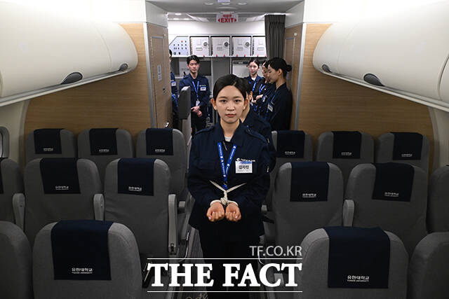 결박 체험하는 신입 승무원.