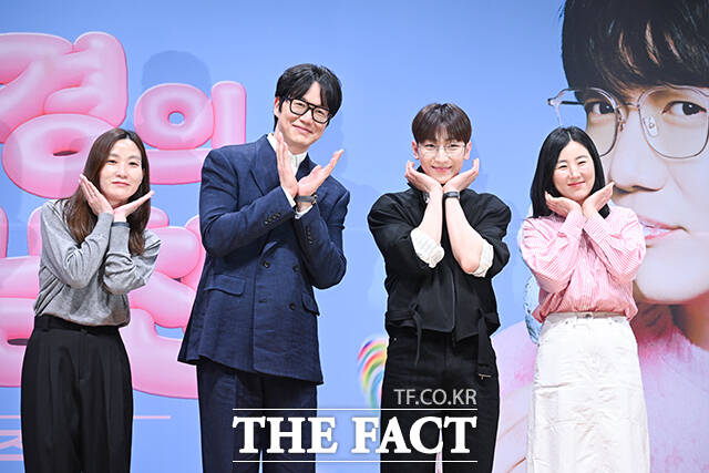 손자연 PD, 가수 성시경, 멜로망스 정동환, 정미영 PD(왼쪽부터)가 27일 오전 11시 서울 영등포구 여의도동 KBS아트홀에서 열린 KBS2 새 예능프로그램 ‘더 시즌즈-성시경의 고막남친' 제작발표회에 참석해 다양한 이야기를 나눴다. /서예원 기자