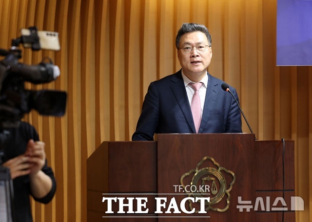 조순열 서울지방변호사회장(사진)은 27일 서울 서초구 서울지방변호사회관에서 열린 ‘국민을 위한 검찰개혁 방안 대토론회’ 인사말에서 “어떻게 하면 국민들에게 가장 이로운 제도를 정착시킬지를 전문가들이 논의했으면 하는 기대감이 있다”고 말했다. /뉴시스