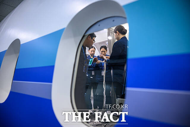 안전한 비행 위해 훈련하는 파라타항공의 신입 승무원들.