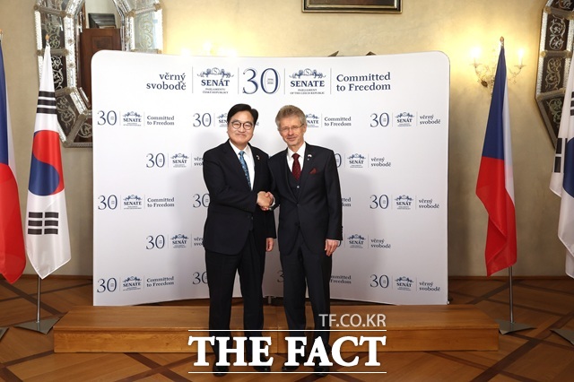 체코를 공식 방문한 우원식 국회의장이 26일(현지시각) 프라하에서 비스트리칠 상원의장과 기념 촬영을 하고 있다. /국회의장실 제공