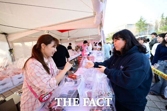 관람객들이 딸기를 구입하고 있다. /논산시