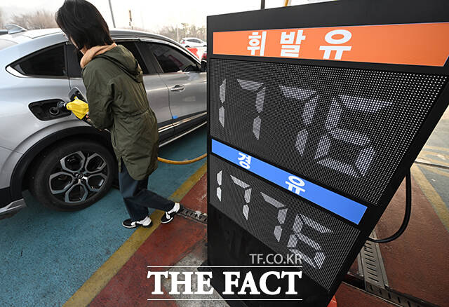 정부가 '석유 최고가격제 2차 지정안'을 발표한 가운데 27일 오전 서울 서초구 만남의광장 주유소에 차량 행렬이 이어지고 있다. /박헌우 기자