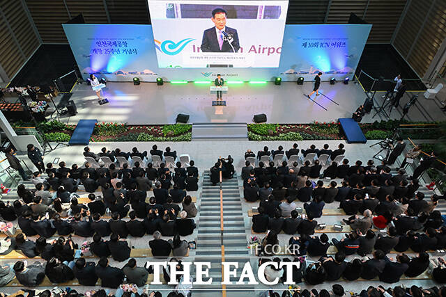 이날 열린 개항 25주년 기념식에서 기념사하는 김범호 사장직무대행.