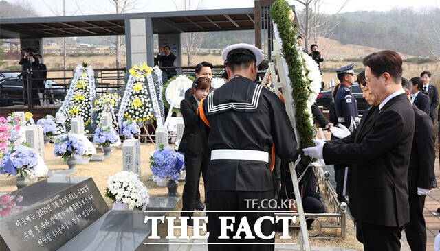 이재명 대통령과 김혜경 여사가 27일 오전 국립대전현충원에서 열린 제11회 서해수호의 날 기념식에 앞서 제2연평해전 및 연평도 포격전 전사자 묘역을 참배하고 있다. /뉴시스