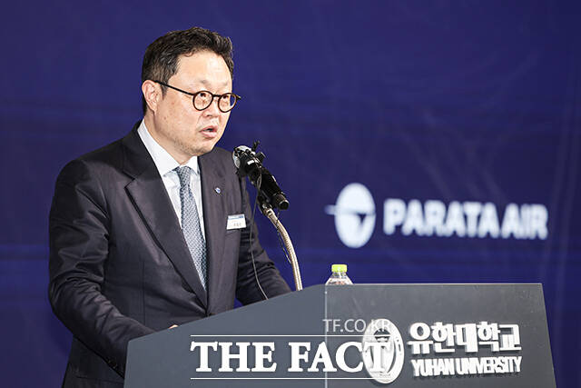 윤철민 파라타항공 대표가 27일 경기 부천시 유한대학교에서 열린 항공훈련센터 개소식에 참석해 기념사를 하고 있다. 파라타항공은 유한대학교와 항공 인재 양성을 위해 첫 산학협력 사업으로 항공훈련센터를 유한대 교내에 완공해 이날부터 운영에 들어갔다. /부천=남윤호 기자