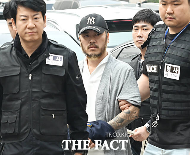 필리핀에 수감됐다 국내로 송환된 '국제 마약왕' 박왕열이 27일 경기 의정부지방법원에서 열린 구속 전 피의자 심문(영장실질심사)에 출석하고 있다. /의정부=이새롬 기자