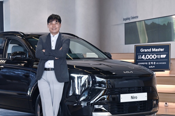 누계 판매 대수 4000대를 달성해 '그랜드 마스터'에 오른 김학준 선임 오토컨설턴트. /기아