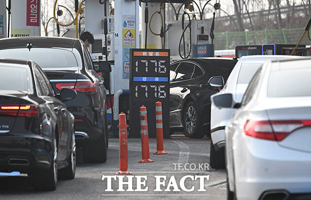 정부가 '석유 최고가격제 2차 지정안'을 발표한 가운데 27일 오전 서울 서초구 만남의광장 주유소에 차량 행렬이 이어지고 있다. /박헌우 기자
