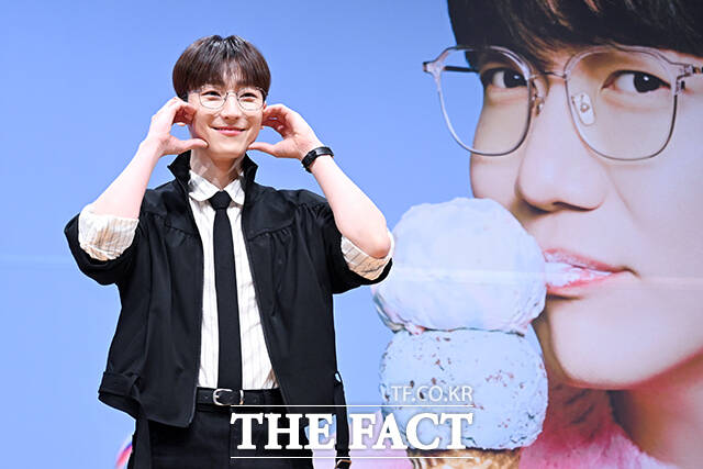 손자연 PD와 가수 성시경, 밴드 마스터 정동환, 정미영 PD(왼쪽부터)가 27일 오전 서울 여의도 KBS아트홀에서 열린 KBS2 ‘더 시즌즈-성시경의 고막남친’ 제작발표회에 참석해 포즈를 취하고 있다. /서예원 기자