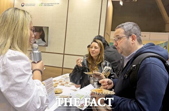 aT가 바르셀로나 국제식품박람회 한국관을 운영하며 K-푸드를 홍보하고 있다. /aT