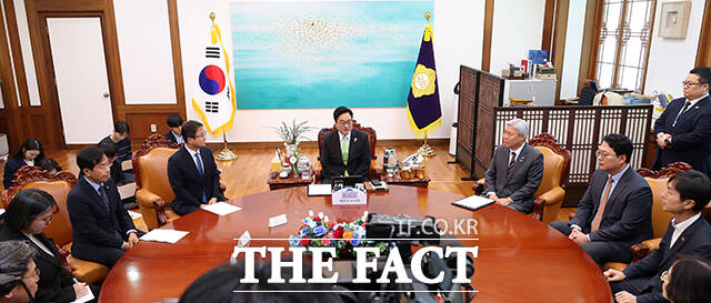 우원식 국회의장은 지난 19일 초당적 개헌 추진을 위한 연석회의를 열고 