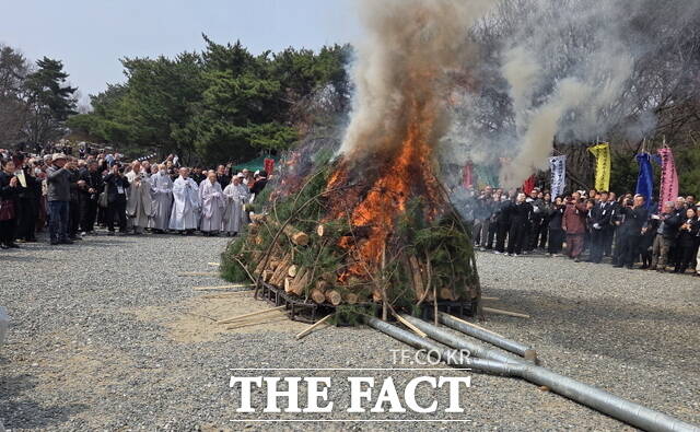 27일 천안 태조산 각원사, 경해당 법인 대종사 다비식이 청동대불 앞 광장에서 진행되고 있다. /정효기 기자
