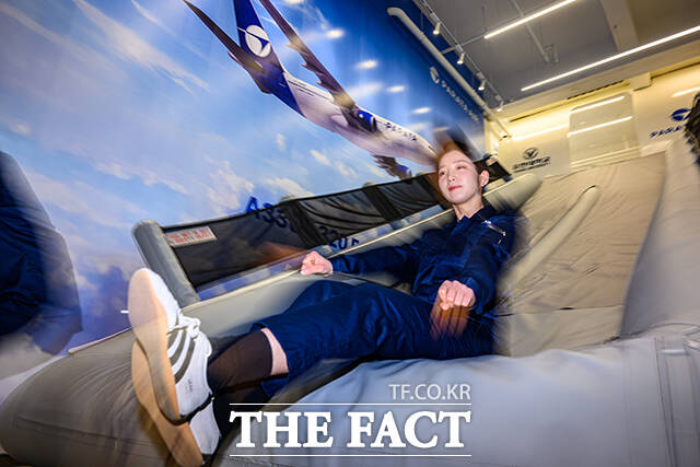 파라타항공과 유한대학교가 산학협력으로 항공훈련센터를 개소한 27일 오전 경기 부천시 유한대 항공훈련센터에서 승무원들이 슬라이딩 탈출 훈련을 하고 있다. /부천=남윤호 기자