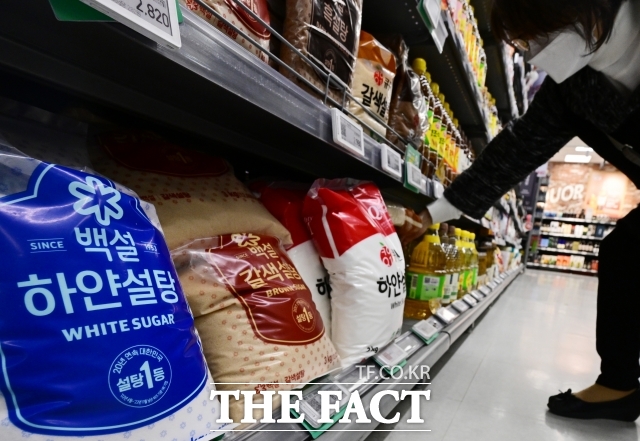 이재명 대통령의 질타와 검찰의 강력한 대응에 CJ제일제당과 삼양사, 사조동아원 등 주요 설탕·밀가루 생산업체들이 일제히 가격 인하를 단행한 가운데 지난 2월 6일 서울의 한 대형마트에서 고객들이 설탕을 고르고 있다. /이새롬 기자
