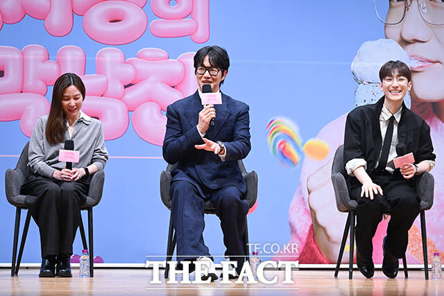 가수 성시경(가운데)이 27일 오전 서울 여의도 KBS아트홀에서 열린 KBS2 ‘더 시즌즈-성시경의 고막남친’ 제작발표회에 참석해 취재진의 질문에 답변하고 있다. /서예원 기자