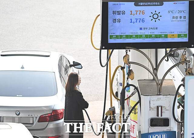 정부가 '석유 최고가격제 2차 지정안'을 발표한 가운데 27일 오전 서울 서초구 만남의광장 주유소에 차량 행렬이 이어지고 있다. /박헌우 기자