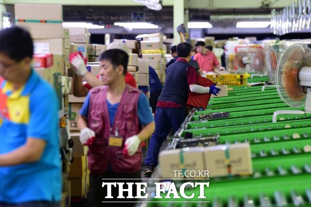 지난 2년 연속 저임금 노동자가 늘어난 것으로 나타났다. 이들은 월 200만원도 받지 못하면서 생활고에 시달리고 있다. 임금 인상 정체로 저임금 노동이 다시 확대되면서 노동소득 양극화가 심각해지고 있다는 지적이다. 사진은 기사와 무관. /임세준 기자