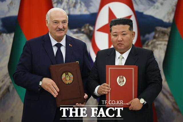 통일부는 27일 북한이 벨라루스와 정상회담을 갖고 우호 조약을 체결한 데 대해 북·러·벨 3각 공조를 강화하는 의미가 있다고 밝혔다. 아울러 북한이 9차 당대회에서 제시한 반서방 연대 등 외교 노선과도 맞닿아 있다고 분석했다. 사진은 김정은 북한 국무위원장과 알렉산드로 루카셴코 벨라루스 대통령이 전날 우호 조약을 체결한 모습. /AP. 뉴시스