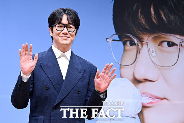 가수 성시경이 27일 오전 서울 여의도 KBS아트홀에서 열린 KBS2 ‘더 시즌즈-성시경의 고막남친’ 제작발표회에 참석해 포즈를 취하고 있다. /서예원 기자