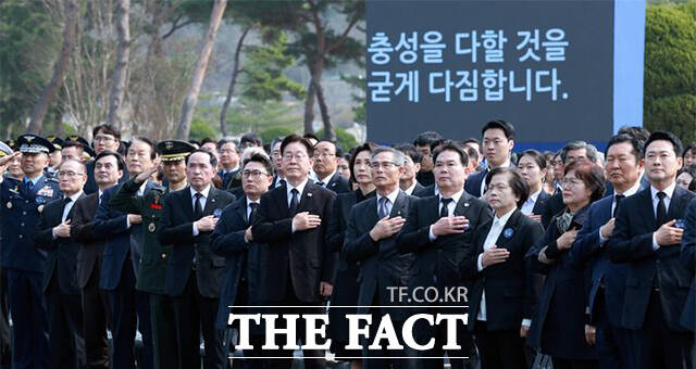 이재명 대통령과 김혜경 여사가 27일 오전 국립대전현충원에서 열린 제11회 서해수호의 날 기념식에 앞서 제2연평해전 및 연평도 포격전 전사자 묘역을 참배하고 있다. /뉴시스