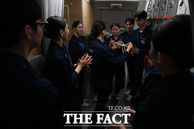 신입 승무원들이 기내 실습실에서 포승줄 포박 매듭법을 실습하고 있다.