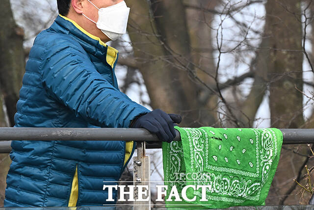 서울시 평균 미세먼지 농도가 102㎍/㎥로 나쁨을 기록한 지난 27일 한 시민이 서울 중구 남산공원에서 마스크를 착용하고 있다. /김성렬 기자