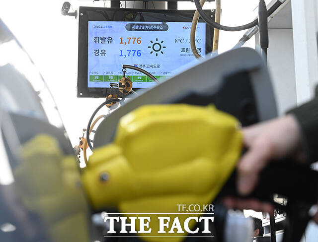 정부가 '석유 최고가격제 2차 지정안'을 발표한 가운데 27일 오전 서울 서초구 만남의광장 주유소에 차량 행렬이 이어지고 있다. /박헌우 기자