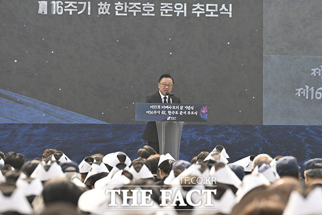 고동진 국민의힘 의원이 기념사를 하고 있다.