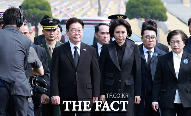 이재명 대통령과 김혜경 여사가 27일 오전 국립대전현충원에서 열린 제11회 서해수호의 날 기념식에 앞서 제2연평해전 및 연평도 포격전 전사자 묘역을 참배하고 있다. /뉴시스