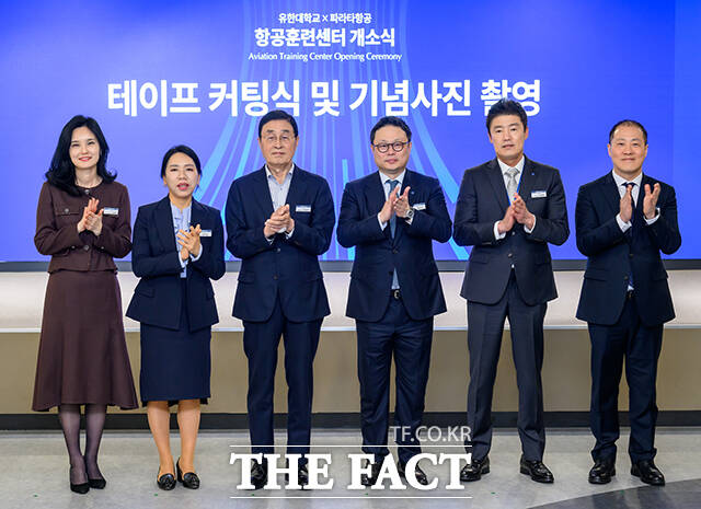 임현주 유한대학교 교수, 장은영 유한대학교 총장, 최상후 유한학원 이사장, 윤 대표이사, 서상원 운항본부장, 정재필 영업본부장(왼쪽부터)이 항공훈련센터 개소를 축하하며 박수치는 모습.