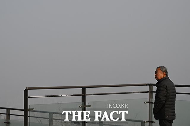 초미세먼지 주의보가 발령된 27일 오전 서울 중구 남산공원에서 바라본 도심지역이 뿌옇게 보이고 있다. /김성렬 기자