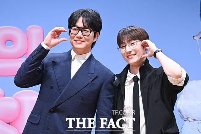 손자연 PD와 가수 성시경, 밴드 마스터 정동환, 정미영 PD(왼쪽부터)가 27일 오전 서울 여의도 KBS아트홀에서 열린 KBS2 ‘더 시즌즈-성시경의 고막남친’ 제작발표회에 참석해 포즈를 취하고 있다. /서예원 기자