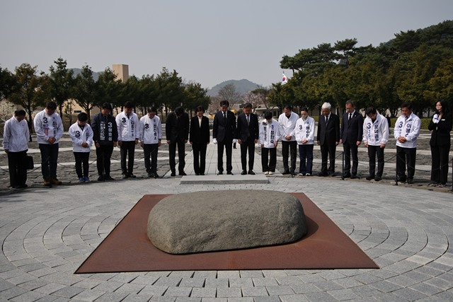 조국 조국혁신당 대표 혁신당 소속 지방선거 예비후보들이 27일 오전 김해 봉하마을에 방문해 노무현 전 대통령 묘역에 참배하고 있다. /조국혁신당