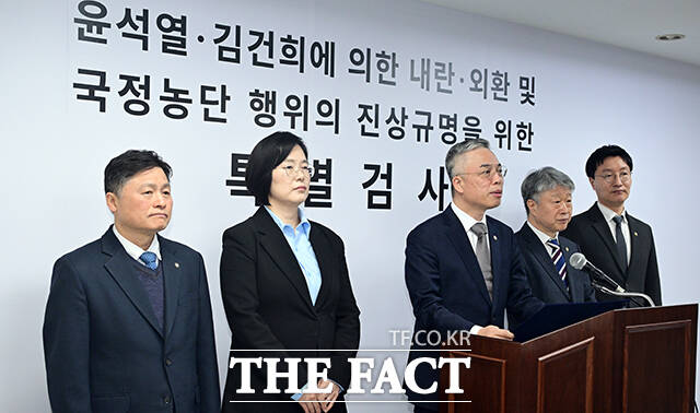 3대 특검팀의 미진한 수사 및 새로운 의혹을 수사하는 2차 종합특검팀에 임명된 권창영 특별검사가 25일 오전 경기 과천에 마련된 특검 사무실에서 브리핑을 갖고 있다. /과천=임영무 기자