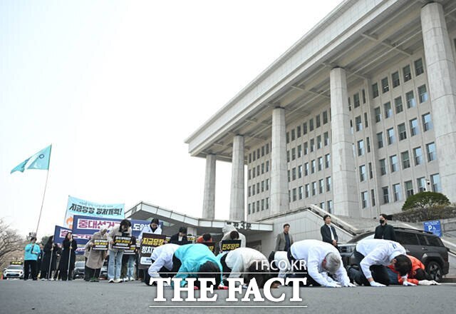 개혁진보4당은 민주당의 결단을 촉구하며 압박 수위를 높이고 있다. 사진은 개혁진보4당 지도부가 26일 국회 앞에서 정치개혁 입법을 촉구하며 삼보일배 행진을 하는 모습. /이새롬 기자