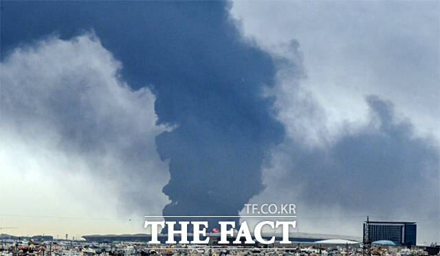 쿠웨이트 국제공항의 연료 저장시설이 25일(현지시간) 이란의 드론 공격을 받은 뒤 연기가 솟아오르고 있다. /쿠웨이트시티=AP.뉴시스