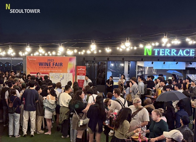 CJ푸드빌이 운영하는 N서울타워가 벚꽃 시즌을 맞아 '2026 남산 와인페어'를 개최한다. 행사는 3월 28~29일과 4월 4~5일, 총 4일간 진행된다. /CJ푸드빌
