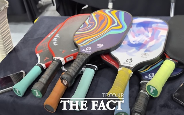 27일 오승혁의 현장이 찾은 스포엑스 2026에서는 피클볼이 관심을 모으고 있었다. 피클볼 채. /코엑스 강남=오승혁 기자