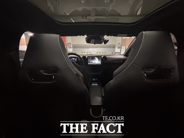 BYD 돌핀 2열에서 바라본 실내 전경. 파노라믹 글래스 루프를 적용해 개방감을 높였다. /황지향 기자