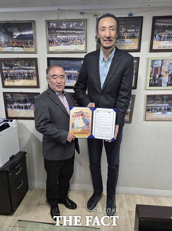 박정철 한국연예인스포츠협회 회장(왼쪽에서 두 번째)과 한기범 한기범희망나눔 회장(가운데)이 26일 업무 협약 체결 후 기념 촬영을 하고 있다. /한국연예인스포츠협회