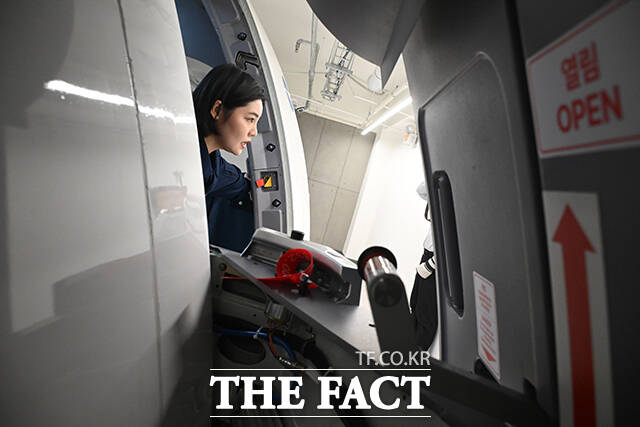 빠른 속도고 탈출구 개방하는 승무원의 모습.