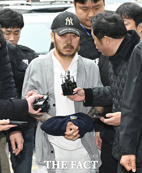 필리핀에 수감됐다 국내로 송환된 '국제 마약왕' 박왕열이 27일 경기 의정부지방법원에서 열린 구속 전 피의자 심문(영장실질심사)에 출석하고 있다. /의정부=이새롬 기자