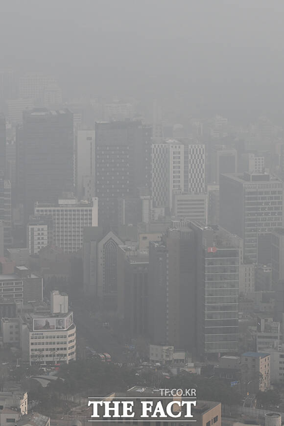 초미세먼지 주의보가 발령된 27일 오전 서울 중구 남산공원에서 바라본 도심지역이 뿌옇게 보이고 있다. /김성렬 기자