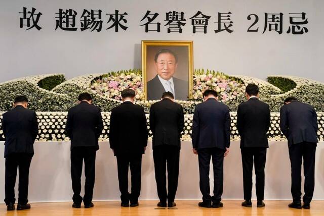 효성그룹 임직원들이 27일 서울시 마포구 효성 본사 강당에서 열린 고 조석래 명예회장 2주기 추모식에서 헌화 후 묵념하고 있다. /효성그룹