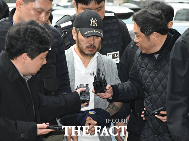 필리핀에 수감됐다 국내로 송환된 '국제 마약왕' 박왕열이 27일 경기 의정부지방법원에서 열린 구속 전 피의자 심문(영장실질심사)에 출석하고 있다. /의정부=이새롬 기자